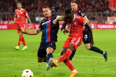 西甲巴萨险胜，德甲黑马领跑，曼联旧将助巴黎逆袭，欧洲联赛风云变幻